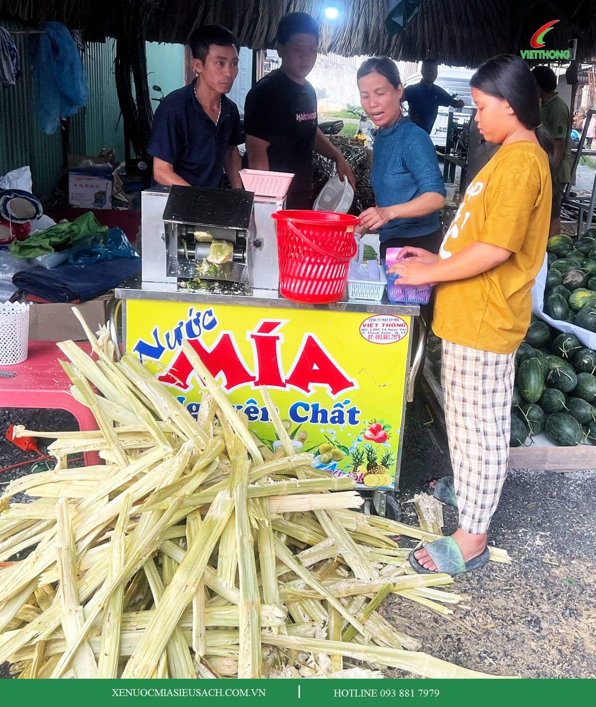 Máy ép nước mía 800W đang hoạt động ép mía kiệt bã
