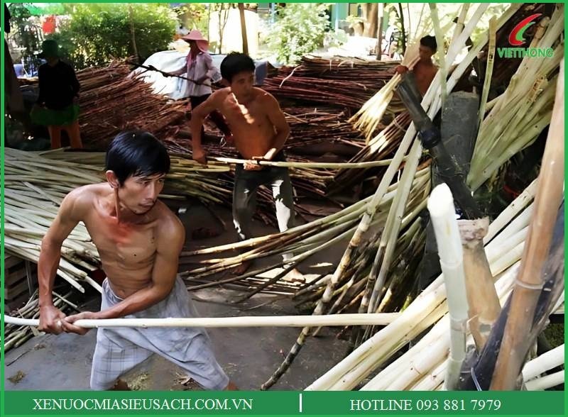 Thợ bào vỏ mía thủ công